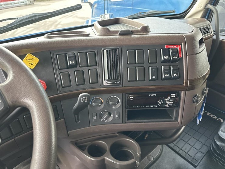 #2231-•-2016-volvo-vnl-sleeper-cab-semi-image-46