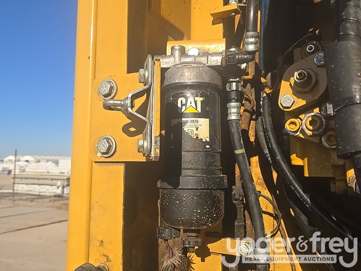 2016-caterpillar-335fl-image-65