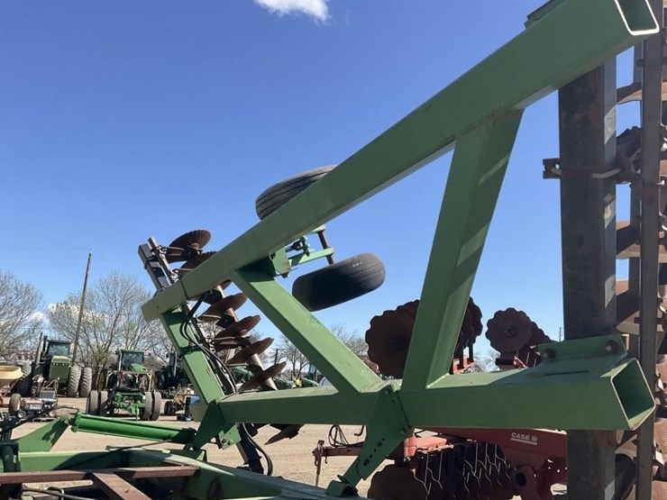 john-deere-32-image-9