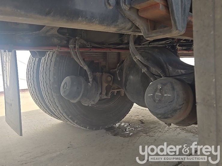 2021-freightliner-m2-106-image-21