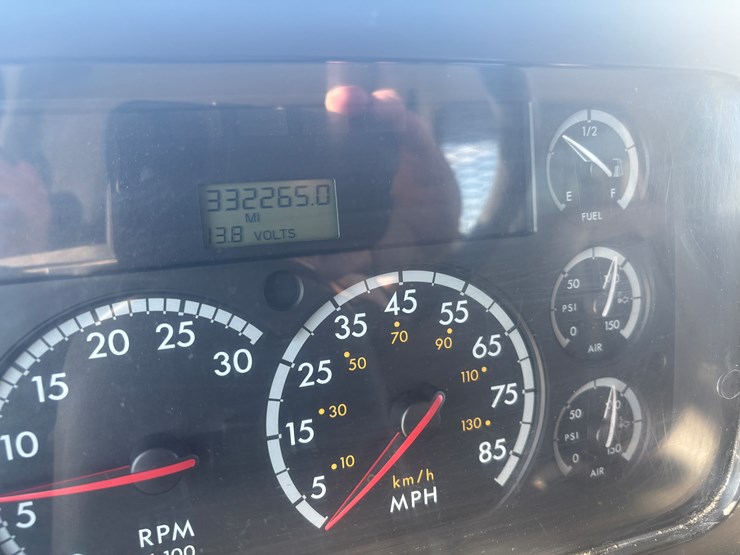 2005-sterling-lt8500-image-32