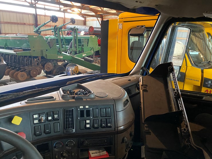 #310-•-2015-volvo-d13-tandem-axle-semi-rolled-over-(has-wi-title)-(algoma,-wi)-image-27