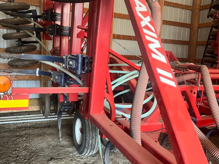 lot-10.-morris-air-seeder,-tow-between-with-10"-eagle-beaks,-new-seed-meter-unit,-pristine-condition,-always-shedded,-highly-maintained,-none-nicer-image-35