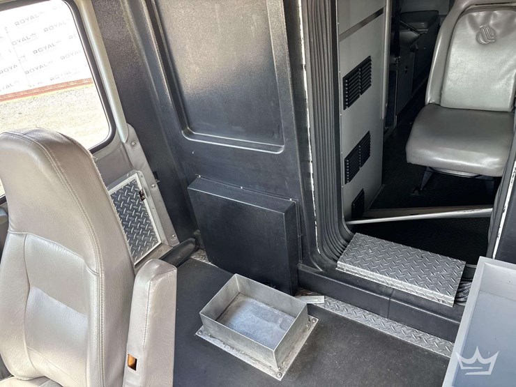 2003-freightliner-fl60-image-37