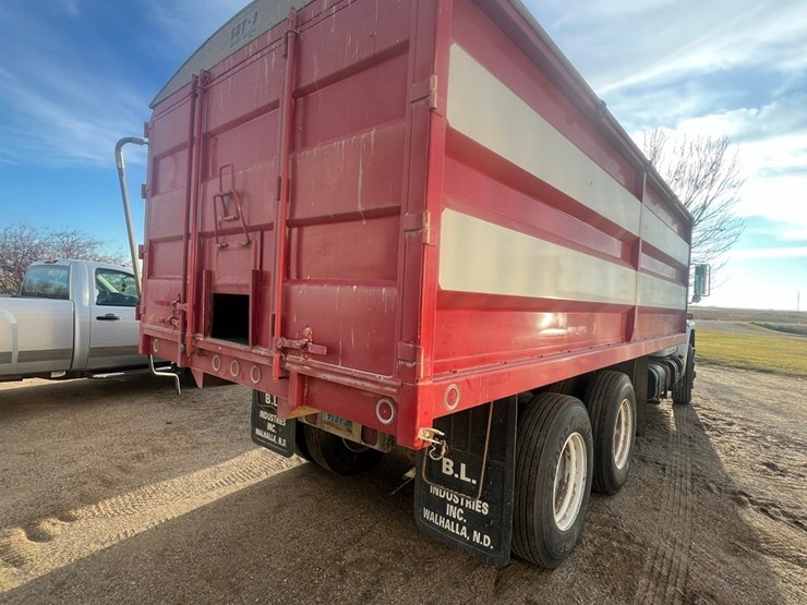 lot-12.-1981-ih-tandem-twin-screw-grain-truck,-very-good-19’-strong-box-and-hoist,-roll-tarp,-466-diesel,-5+4-
vin-af195bca10481-image-27