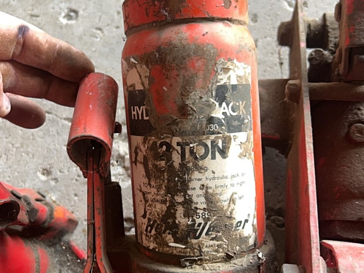 one-floor-jack,-also-three-good-hydraulic-bottle-jacks,-two-are-20-ton,-one-is-12-ton-image-6