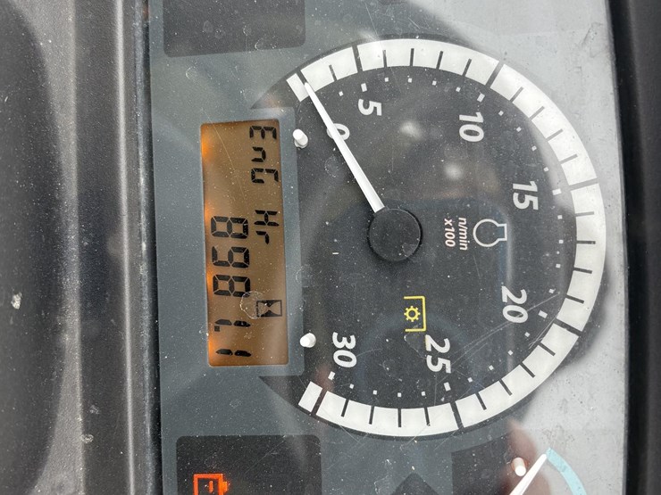 2017-john-deere-4044m-image-6