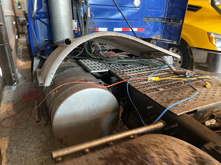 #310-•-2015-volvo-d13-tandem-axle-semi-rolled-over-(has-wi-title)-(algoma,-wi)-image-19