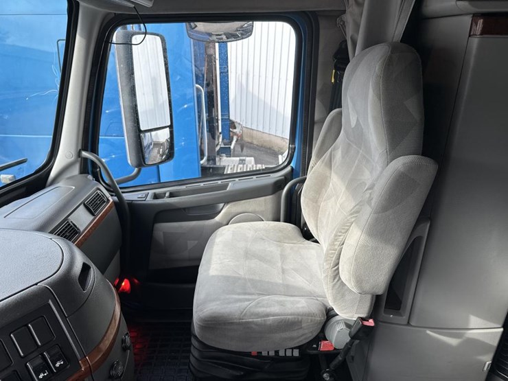 2012-volvo-10-image-49