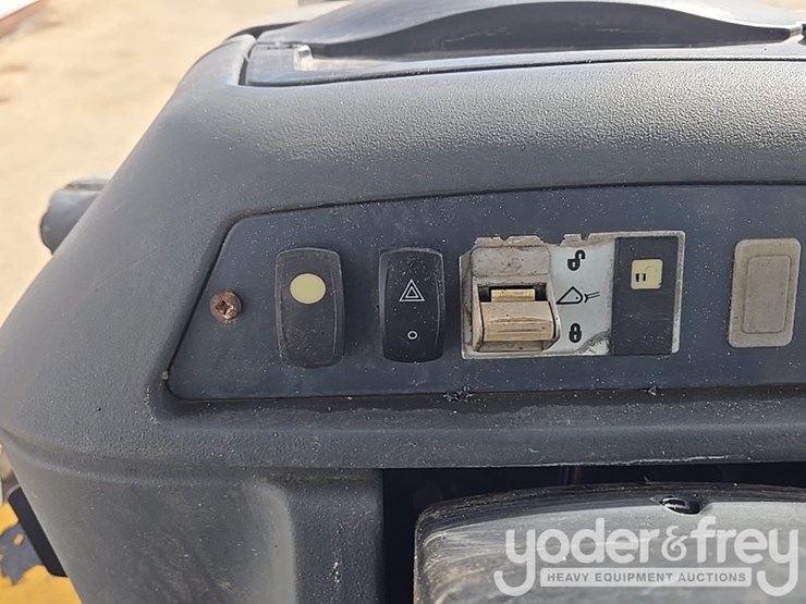 2010-deere-310sj-image-89