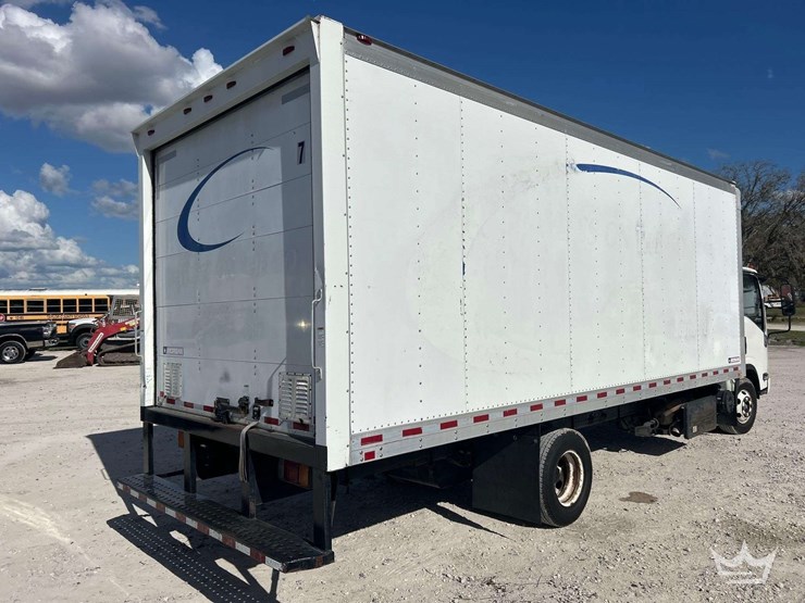 2016-isuzu-npr-image-3