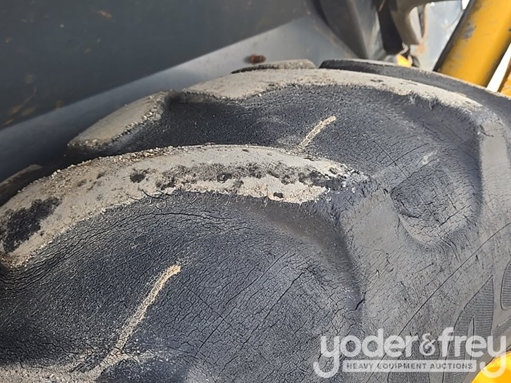 2010-deere-310sj-image-23