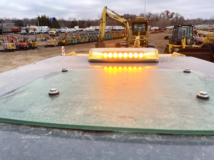 2019-john-deere-332-image-34