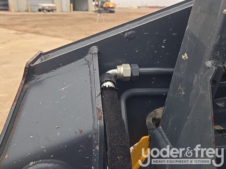 2021-deere-317g-image-37