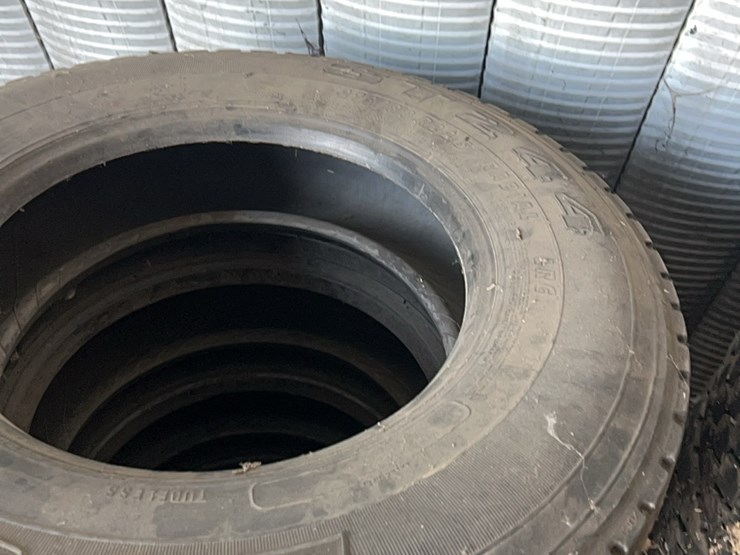 set-of-eight-truck-tires,-size-is-275/80/r-22.5,-all-are-excellent-shape-image-17