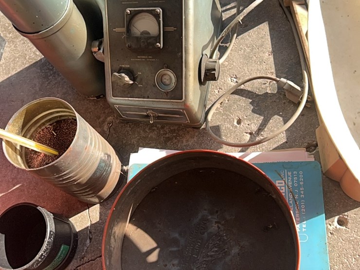 motompco-moisture-tester,-complete-unit-with-scales,-book,-cup,-thermometer-image-18