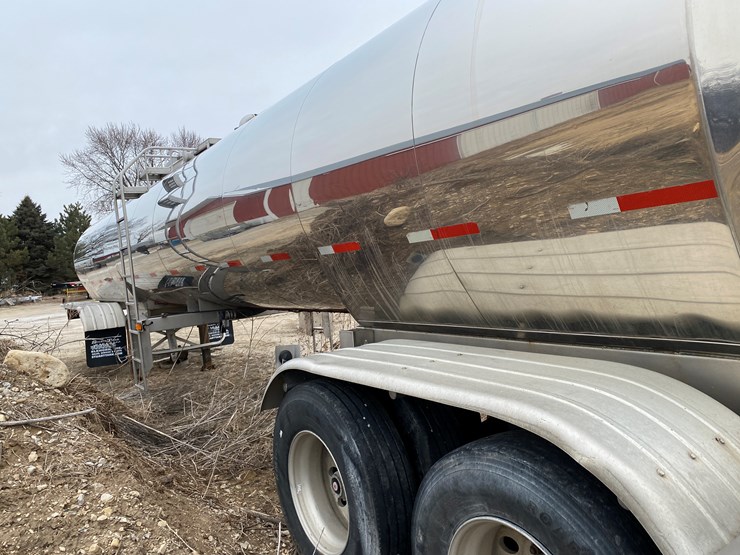 #540-•-2003-st+e-fab-insulated-6,200-gallon-tanker-trailer-(wi-title-in-delay)-(watertown,-wi)-image-12