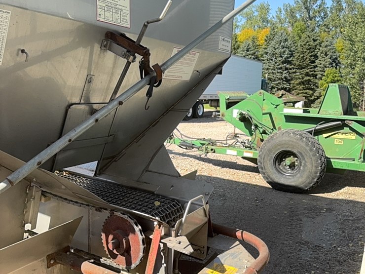 ag-–-800-stainless-steel-fertilizer-spreader,-fully-hydraulic-drive,-roll-tarp,-large-floatation-tires-￼￼-image-15