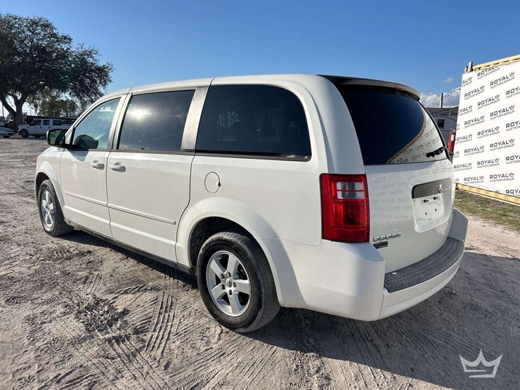 2010-dodge-grand-caravan-image-4