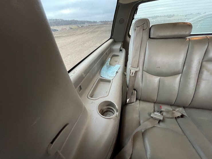 2006-chevrolet-suburban-image-23