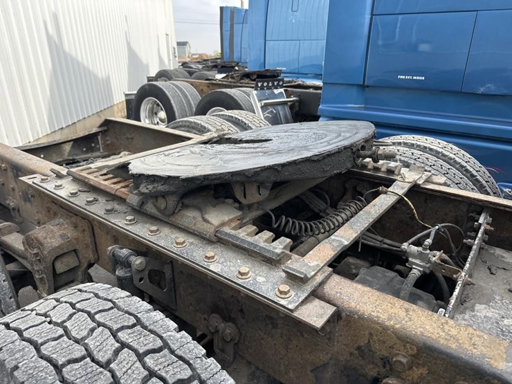 2001-volvo-10-image-23