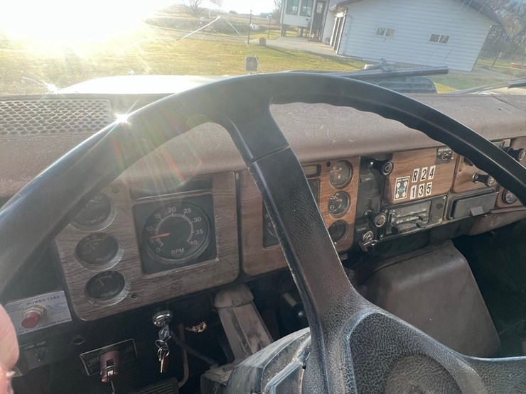 lot-12.-1981-ih-tandem-twin-screw-grain-truck,-very-good-19’-strong-box-and-hoist,-roll-tarp,-466-diesel,-5+4-
vin-af195bca10481-image-32