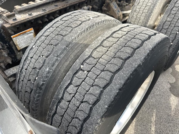 2012-volvo-10-image-57