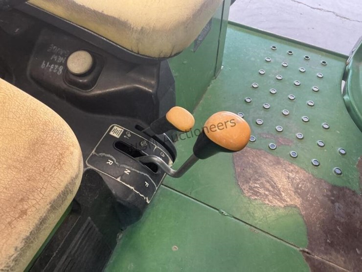 2014-john-deere-gator-image-13