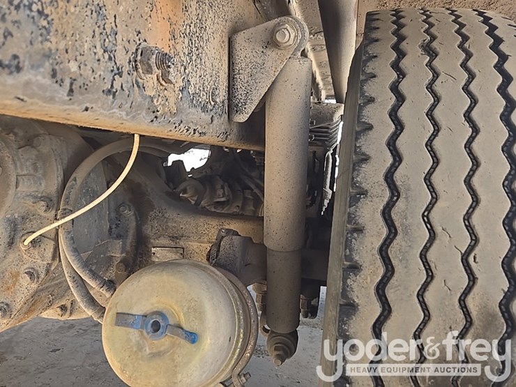 2017-freightliner-m2-106-image-25