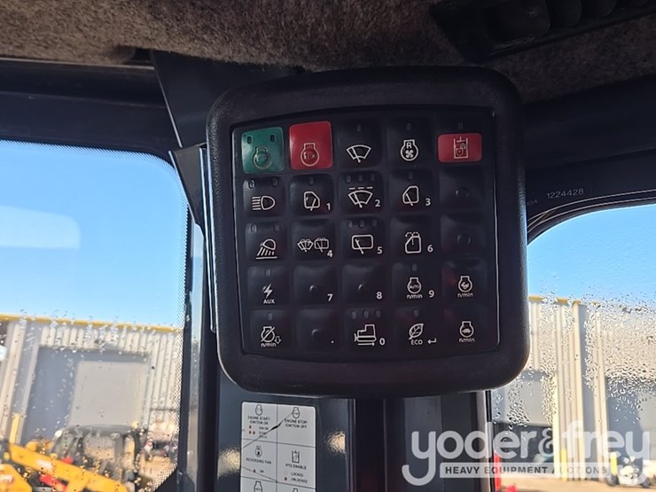 2018-deere-700k-image-86