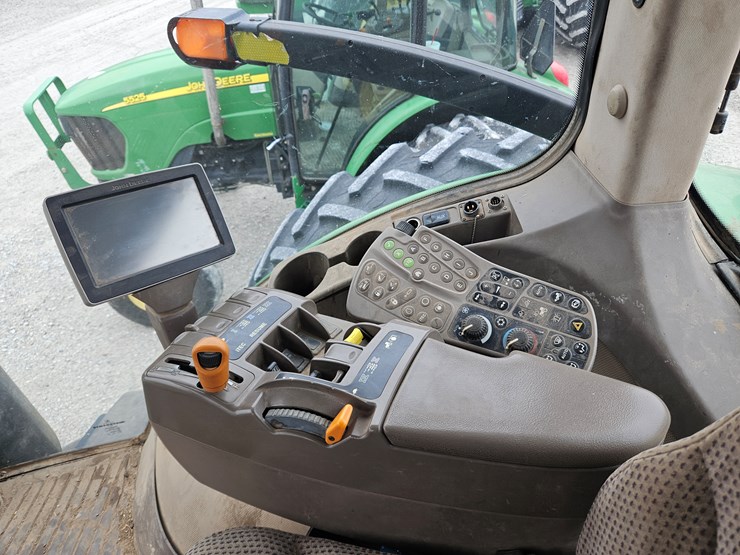 2011-john-deere-8235r-image-9