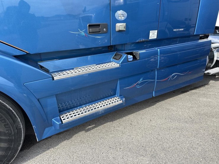 2012-volvo-10-image-11