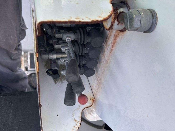 2020-freightliner-m2-106-image-22