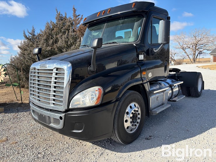 2015-freightliner-cascadia-125-image-1