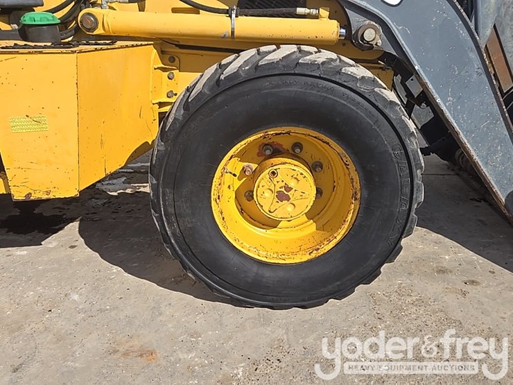 2010-deere-310sj-image-24