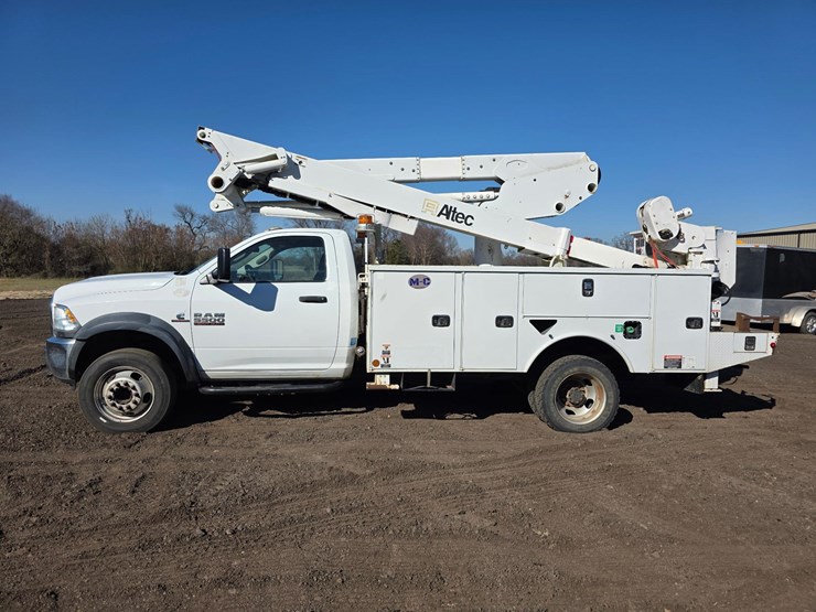 dodge-5500-bucket-truck-image-3