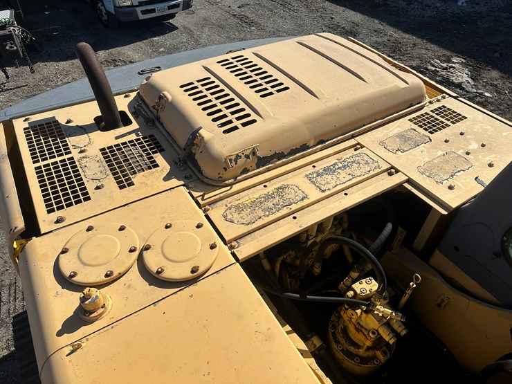 new-holland-eh215-image-17