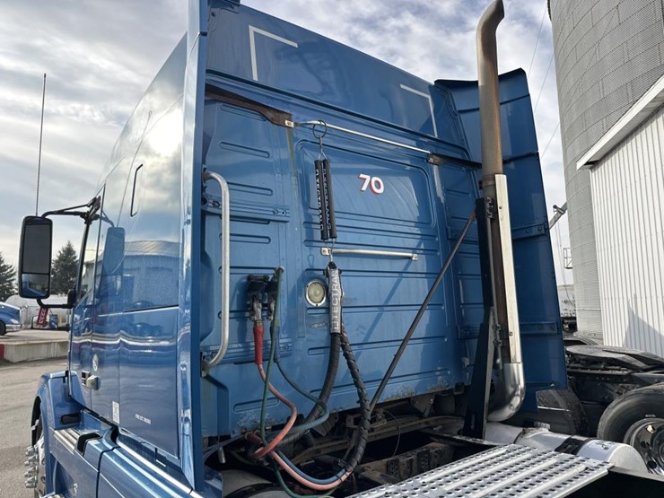 2012-volvo-10-image-12