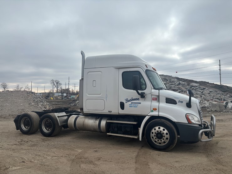2016-freightliner-cascadia-113-image-5