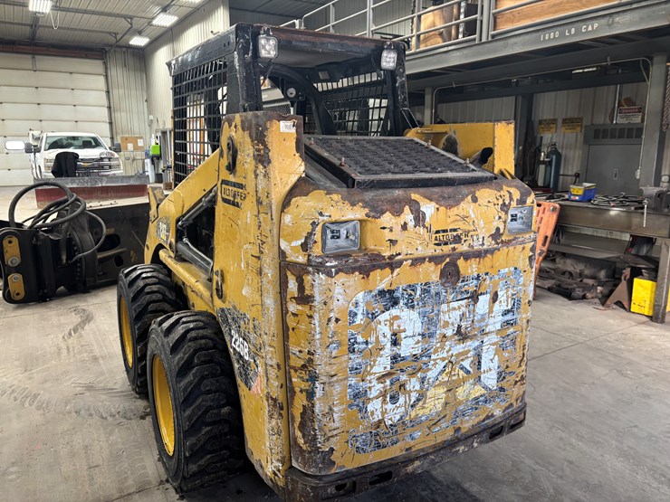 2013-caterpillar-226b3-image-3