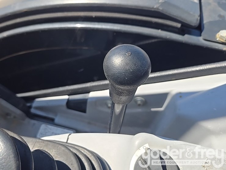 2020-deere-35g-image-75