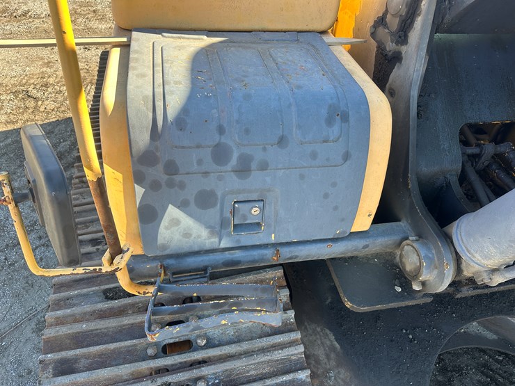 new-holland-eh215-image-16