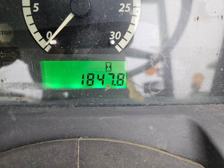 2014-john-deere-6105d-image-9