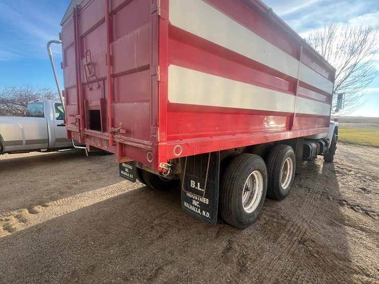 lot-12.-1981-ih-tandem-twin-screw-grain-truck,-very-good-19’-strong-box-and-hoist,-roll-tarp,-466-diesel,-5+4-
vin-af195bca10481-image-28
