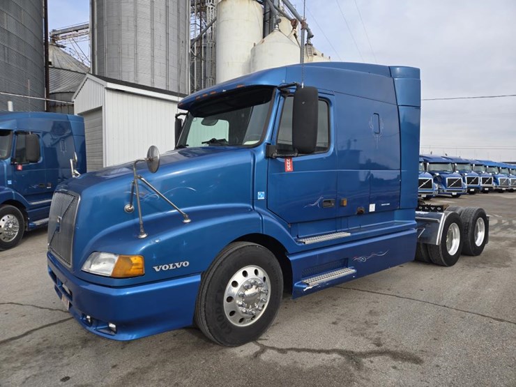 2003-volvo-10-image-1