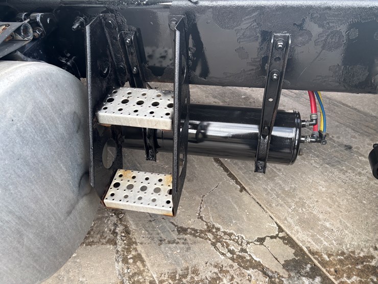 2018-freightliner-cascadia-126-image-46