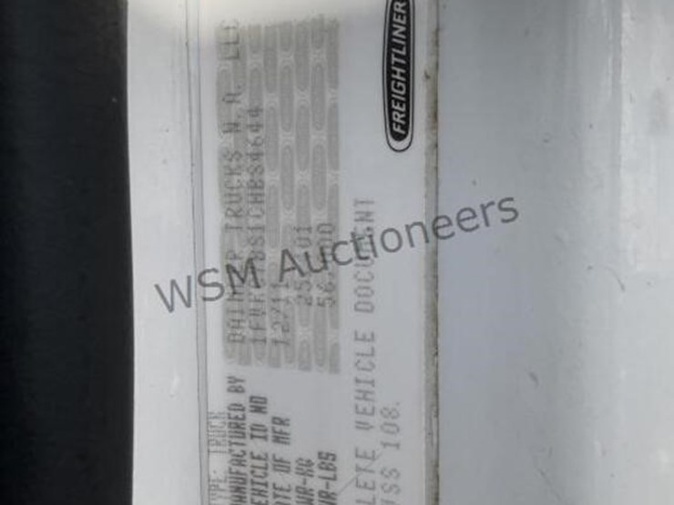 2012-freightliner-m2-106-image-22