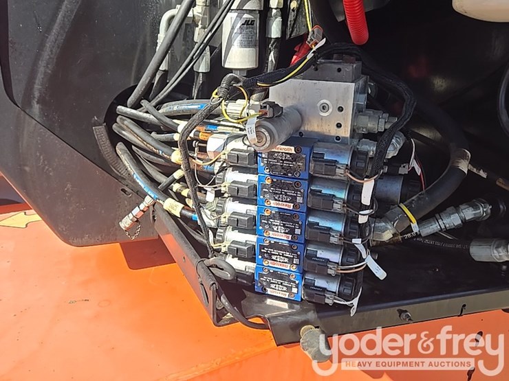 2017-jlg-600aj-image-43