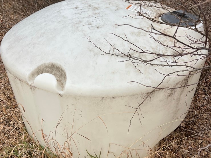 lot-43.-450-gallon-poly-tank-designed-for-back-of-pickup-image-4