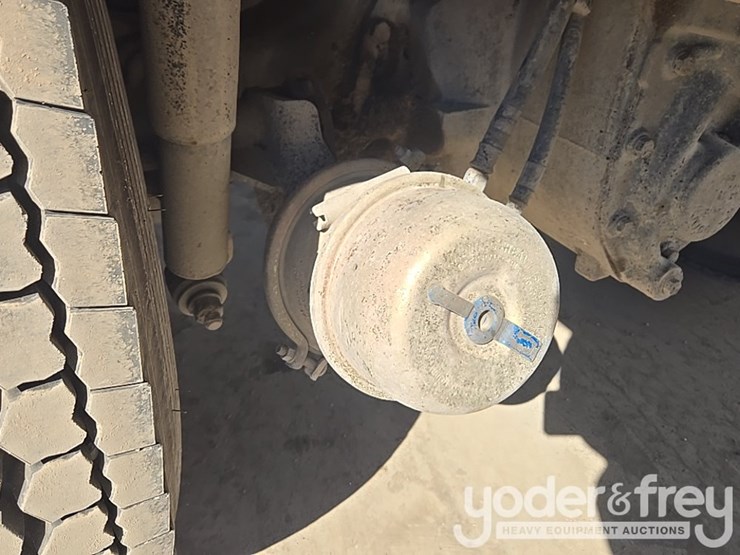 2017-freightliner-m2-106-image-50